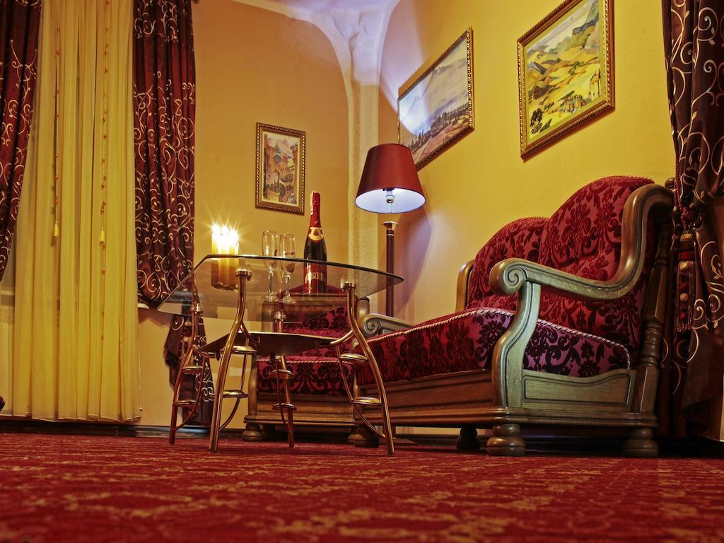 Hotel Kilikiya Oujhorod Extérieur photo