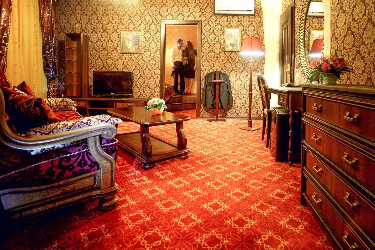 Hotel Kilikiya Oujhorod Extérieur photo