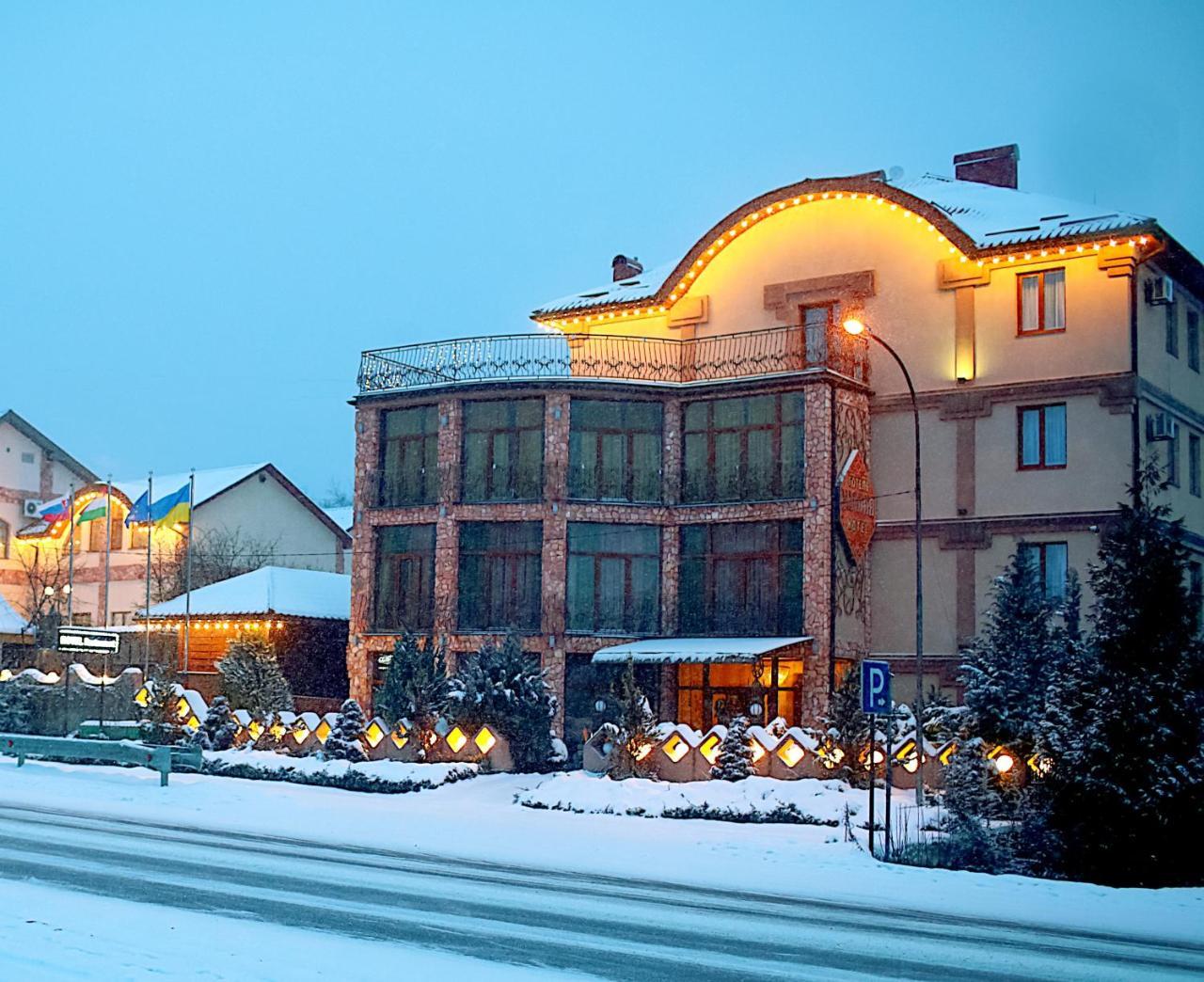 Hotel Kilikiya Oujhorod Extérieur photo